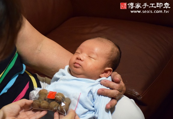 張寶寶(台中太平區到府嬰兒寶寶滿月剃頭理髮、免費到府嬰兒剃胎毛儀式吉祥話)。到府剃頭剃胎毛主持、專業拍照、DVD光碟、證書。★購買「臍帶章、肚臍章、胎毛筆刷印章」贈送：剃頭、收涎、抓周，三選一。2015.11.15 照片8
